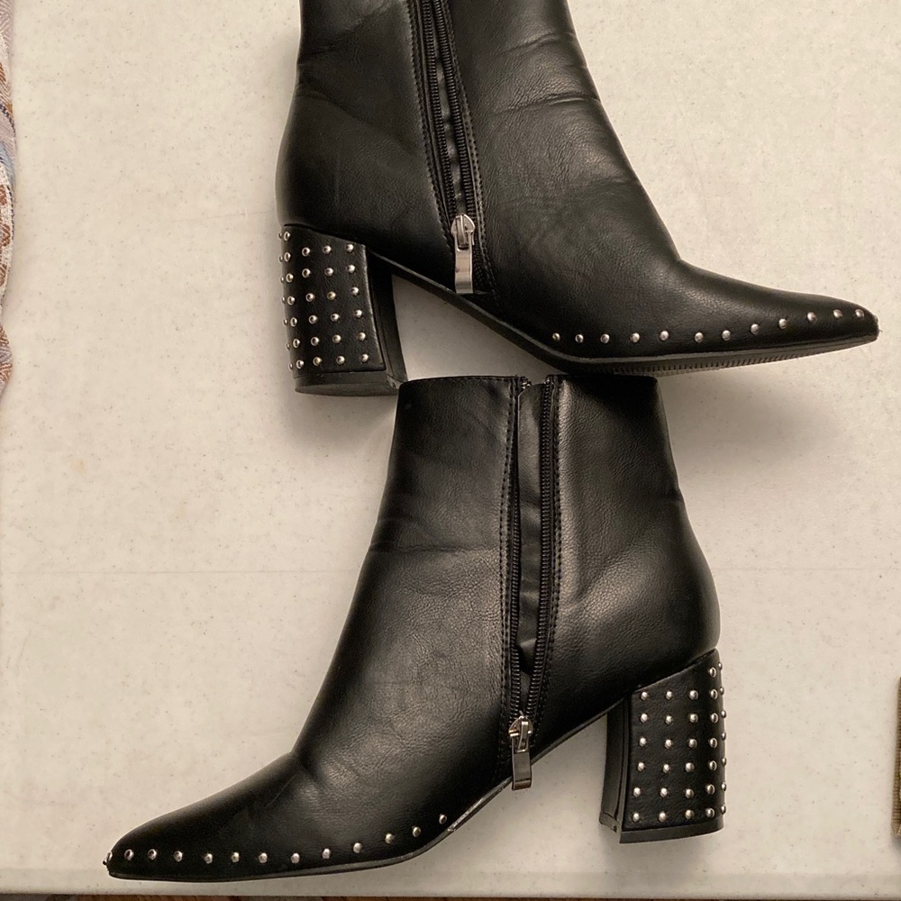 NWOT Olivia  & KateSleek Black Studded Ankle Boots - Picture 3 of 8